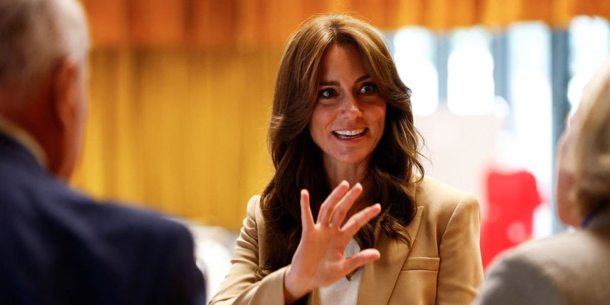 Katalin hercegné bézs színű blézerben integet