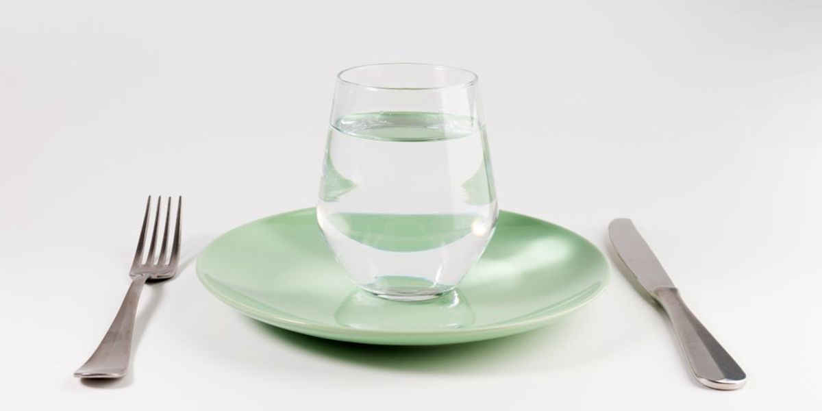Pohár víz egy tányéron - léböjtkúra koncepció