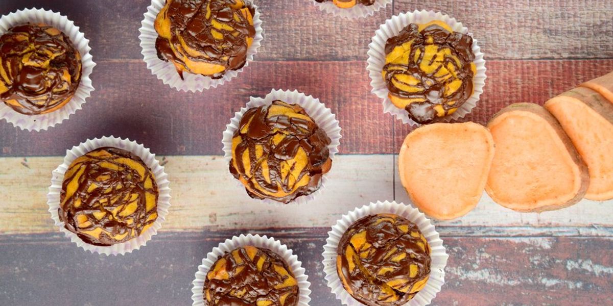 édesburgonyás muffinok csokival a tetejüküön