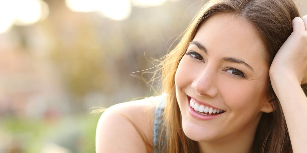 egy mosolygó nő fehér fogakkal