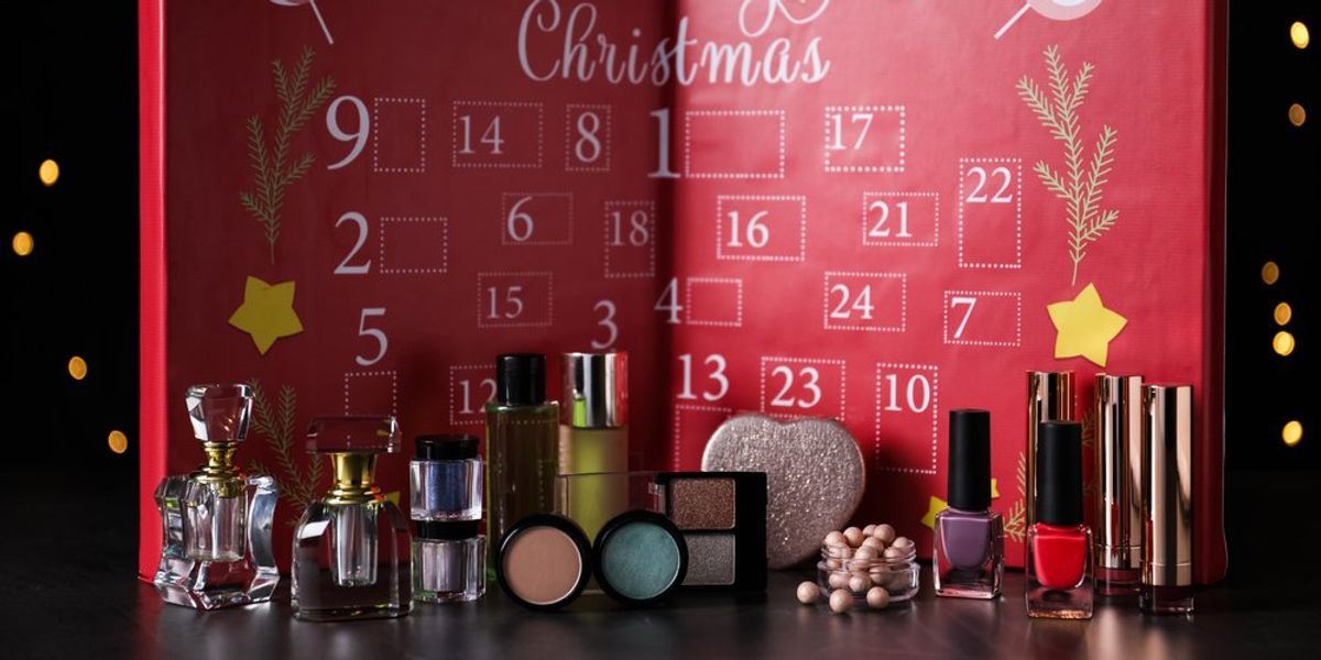 Karácsonyi adventi naptár parfümökkel és sminktermékekkel az asztalon