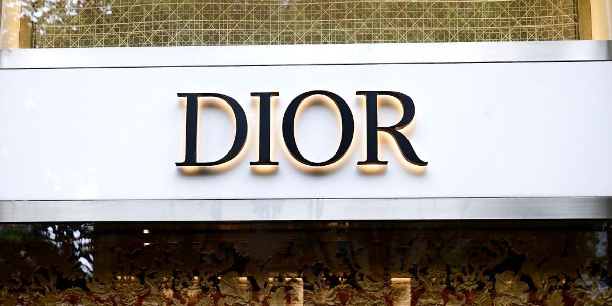 A Dior francia luxusdivatház logója az egyik zürichi üzleten Svájcban