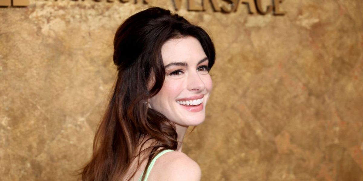 Anne Hathaway a Versace ruhában