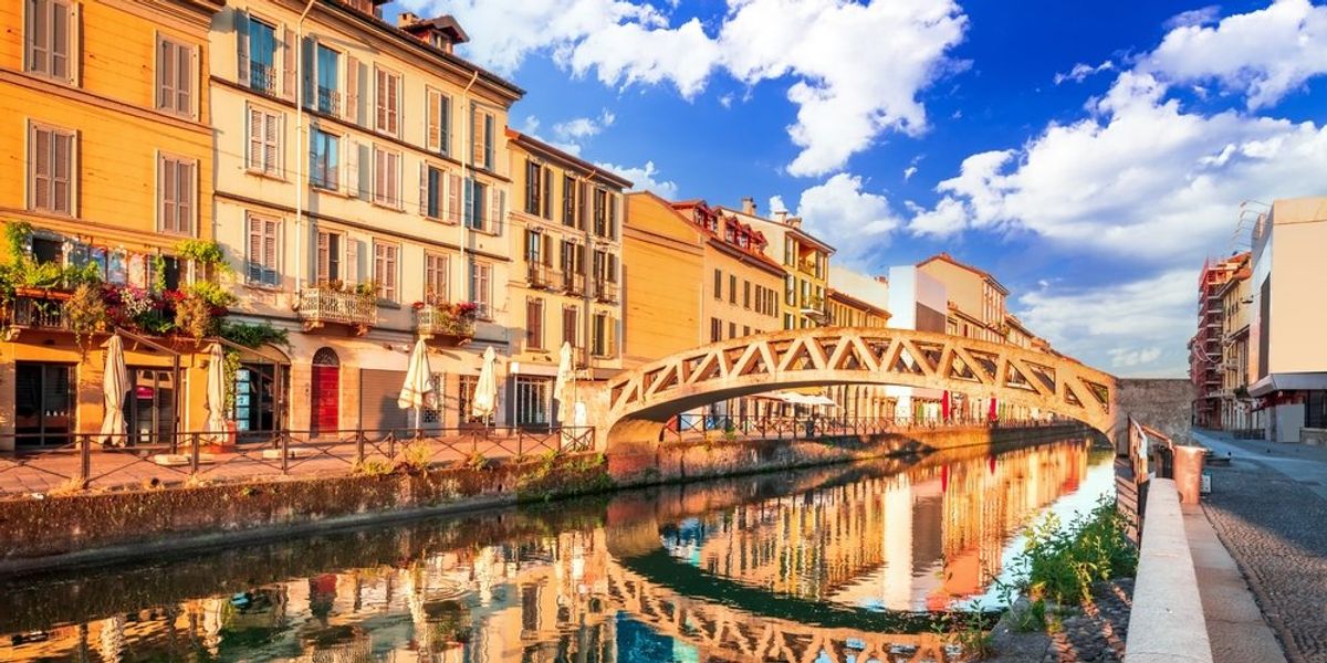 A milánói Naviglio Grande csatornán átívelő híd