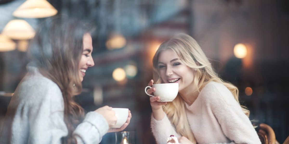 két barátnő kávézik egy kávézóban