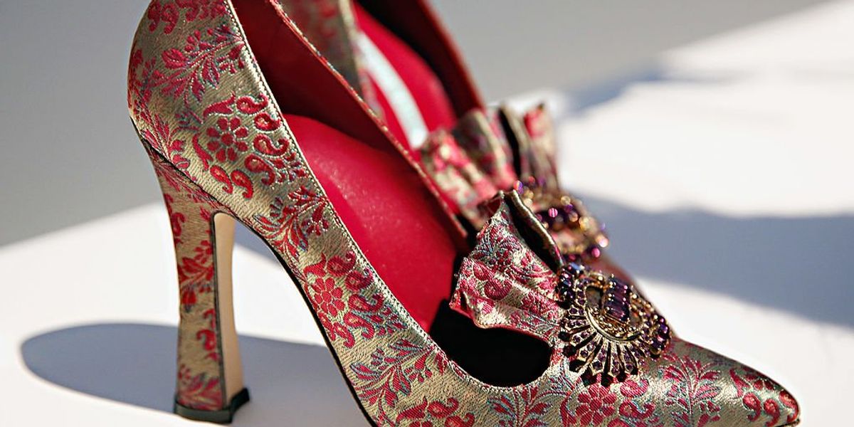 Manolo Blahnik cipő a 2014-es őszi Mercedes-Benz Divathéten a Paul Kasmin Galériában 2014. február 9-én New Yorkban