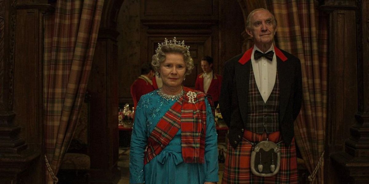 Imelda Staunton mint II. Erzsébet királynő és Jonathan Pryce mint Fülöp herceg A Korona című sorozatban