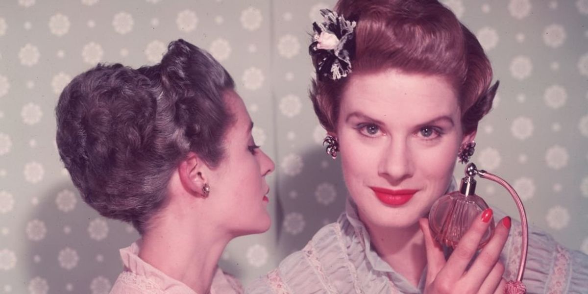 Parfümöt magára fújó nő, és egy másik, őt szagoló nő, 1955.