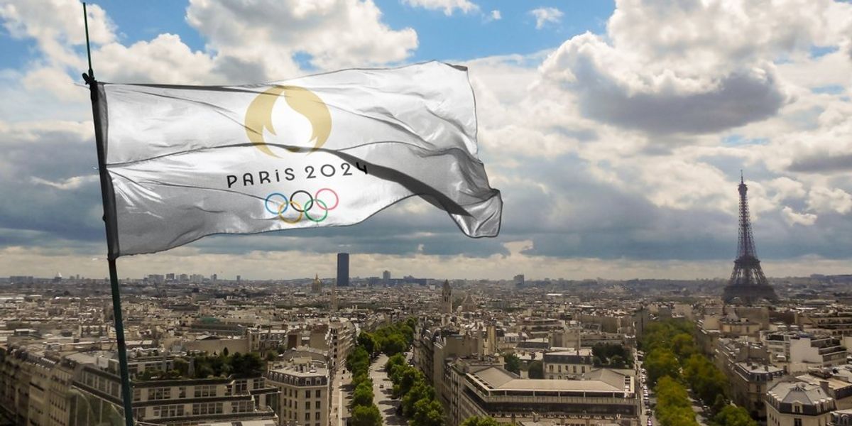 2024-es Olimpiai zászló Párizs városa felett
