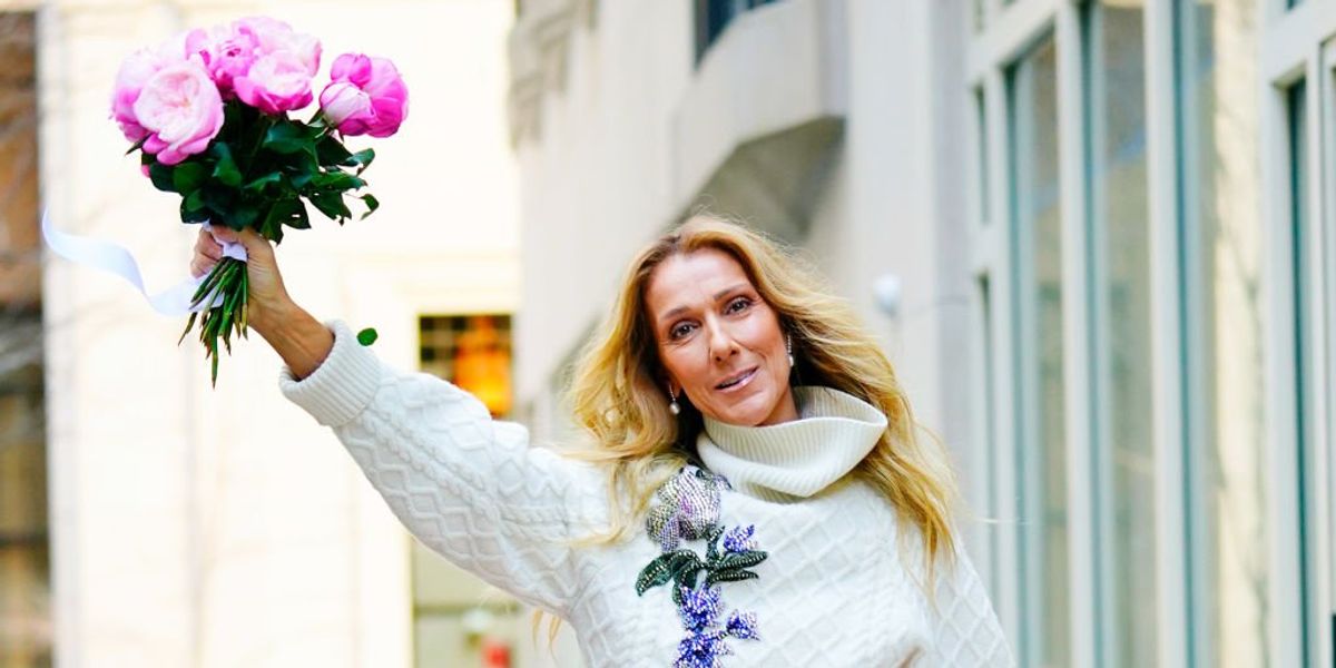 Céline Dion egy csokorral integet 2020-ban