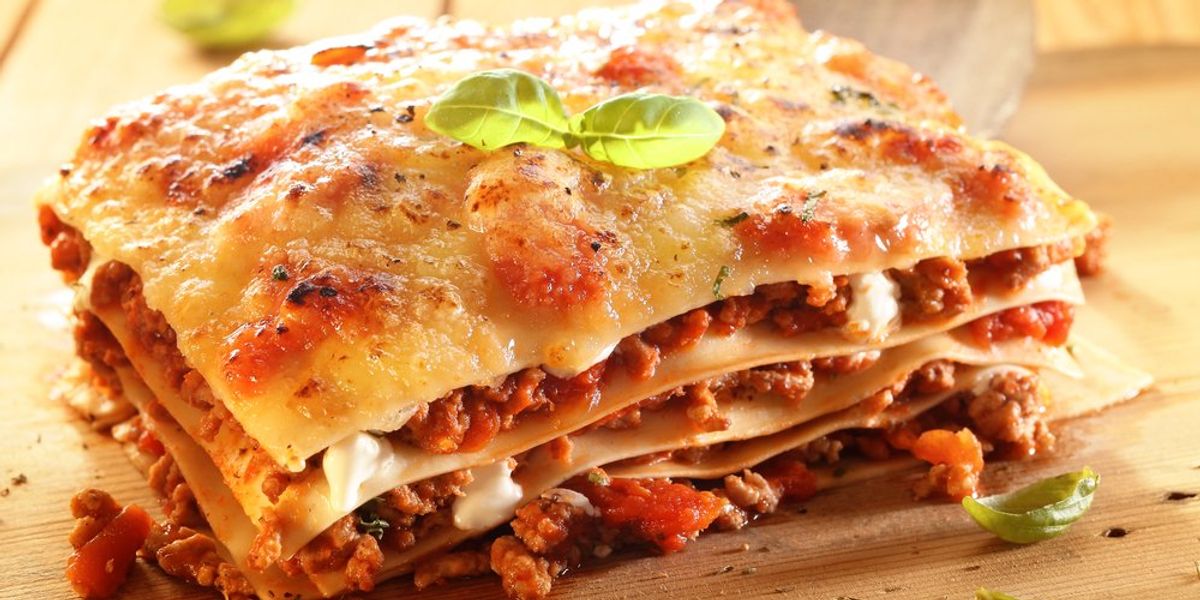 Lasagne hússal, paradicsommal, sajtmártással és bazsalikommal