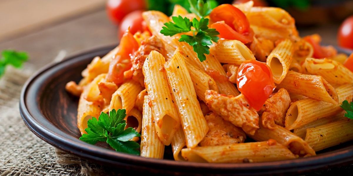 Paradicsomszószos penne csirkével és petrezselyemmel