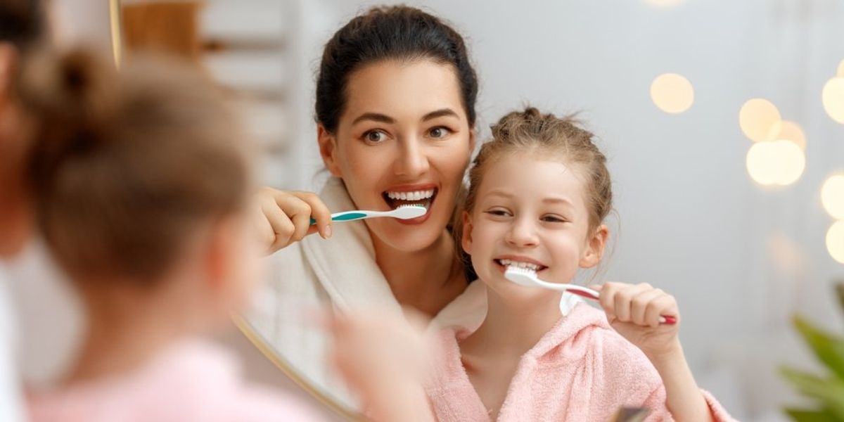Anya és lánya fogat mos a fürdőszobában