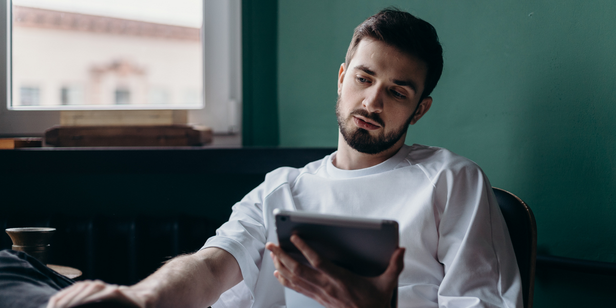 Férfi iPad 5 Air-t tart a kezében