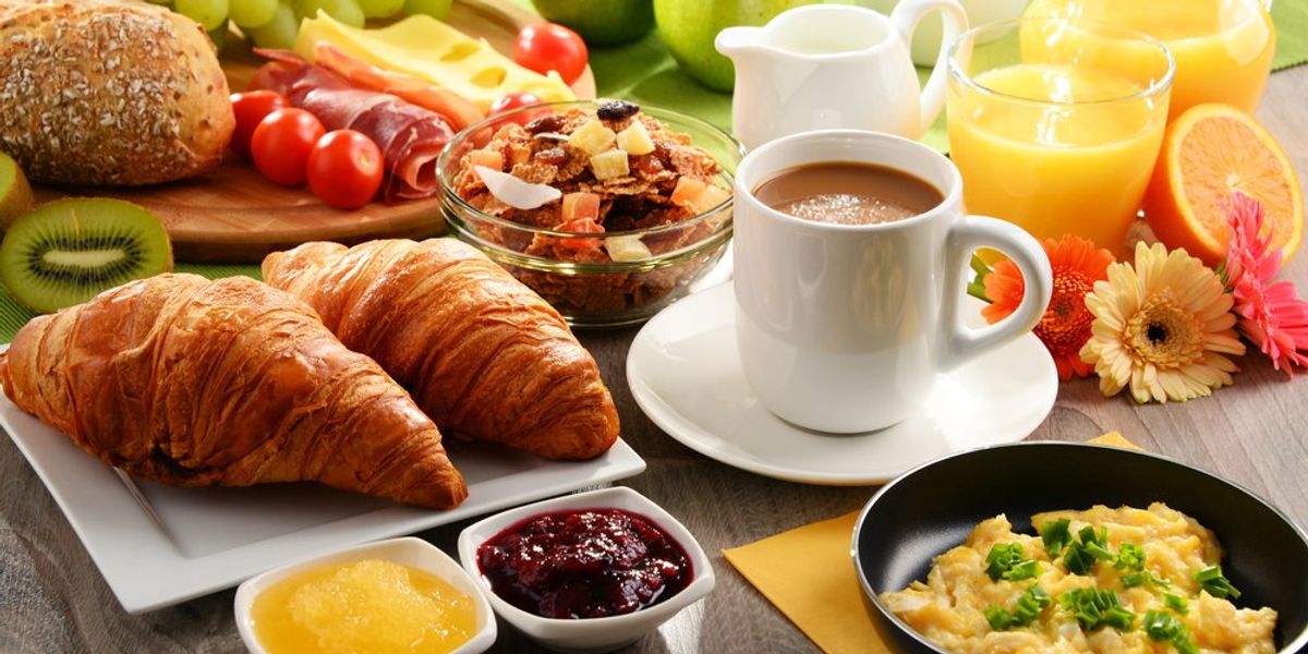 Reggeli kávé, narancslé, tojás, croissant