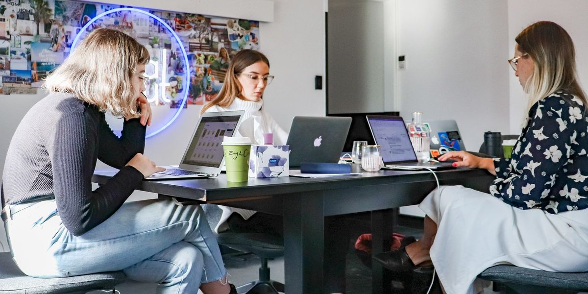 Asztalnál ülő, laptopon dolgozó nők