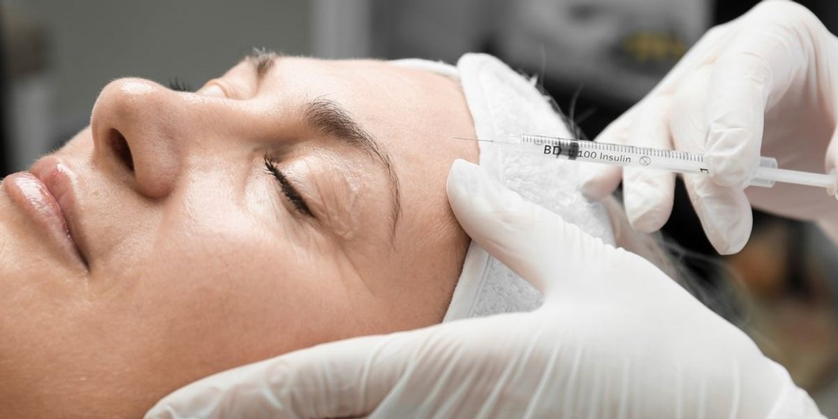 Botox injekciót a homlokába kapó nő