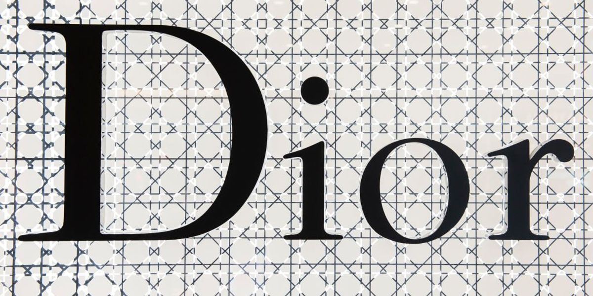A francia Christian Dior üzlet logója Hongkongban.