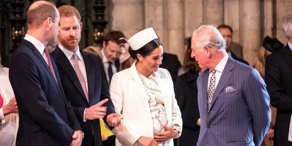 Meghan Markle és Károly király egymás mellett állva beszélgetnek