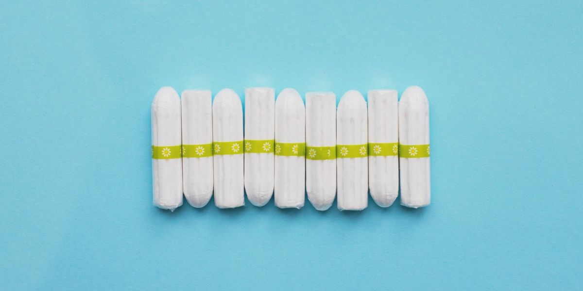 Tamponok egymás mellett, világoskék háttéren