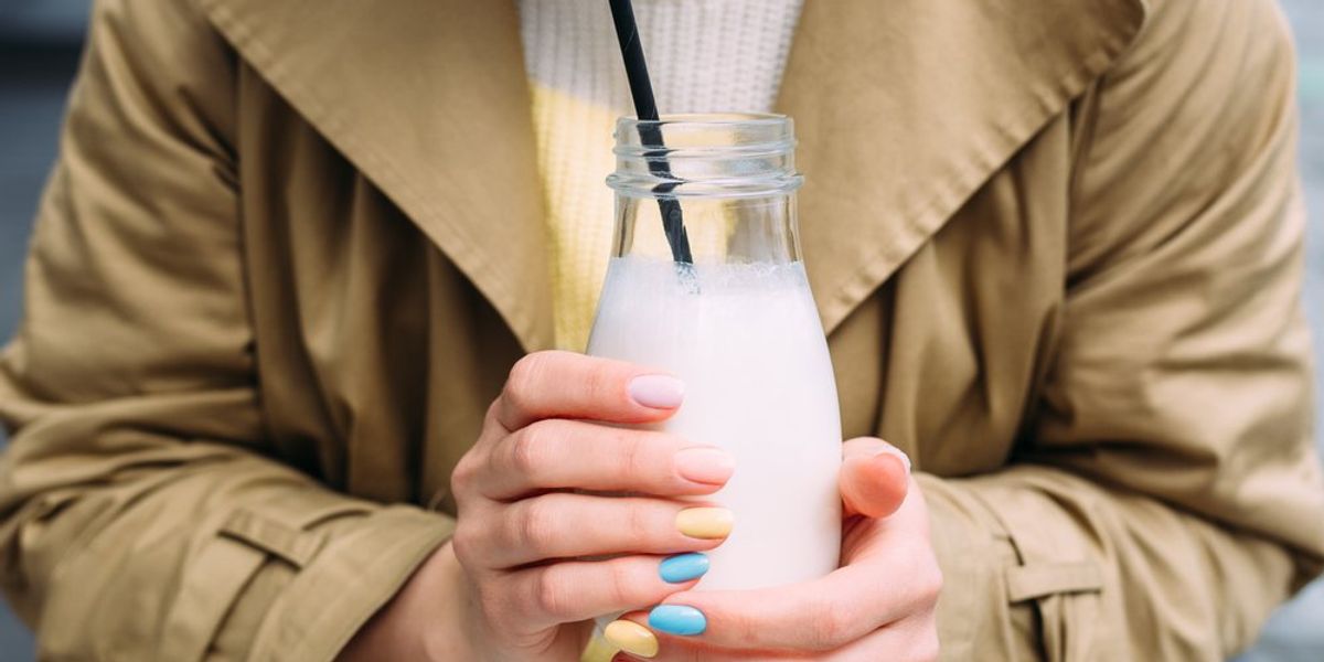 milkshake körmök egy tejet ivó lány körmein