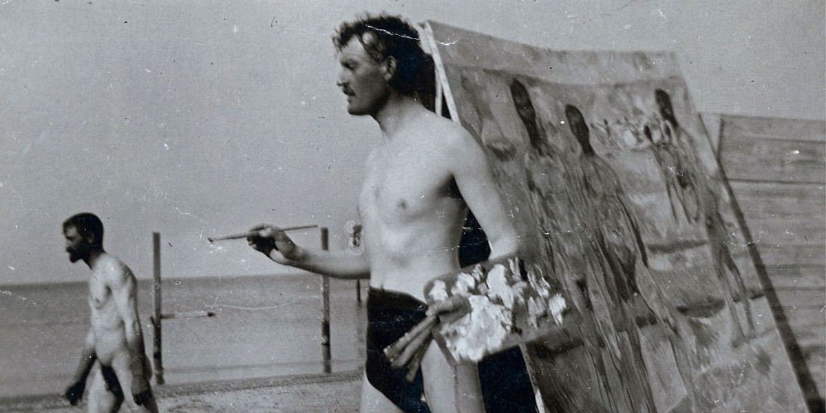 Edvard Munch norvég festő önarcképét festi a tengerparton a németországi Warnemündében 1907-ben