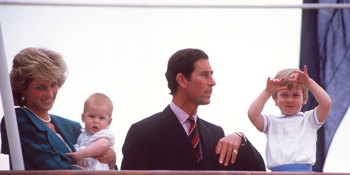 Diana hercegnő, Károly herceg és fiaik, Harry herceg és Vilmos herceg elhagyják Olaszországot a Brittania királyi jacht fedélzetén egy körút után, 1985-ben