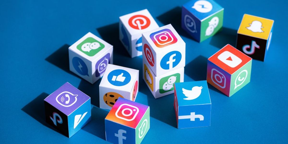 Papírkockák közösségi média- és online üzenetküldők, például a Facebook, az Instagram, a YouTube, a Viber és mások nyomtatott logóival.