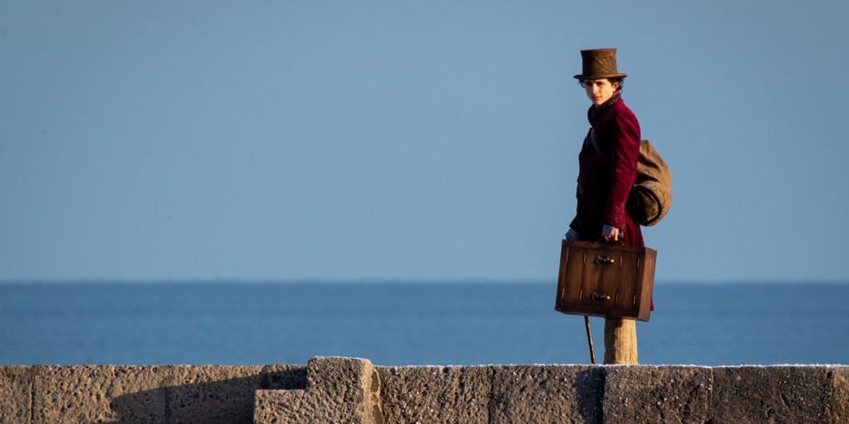 Timothée Chalamet a Wonka című film forgatásán 2021. október 11-én az angliai Lyme Regisben