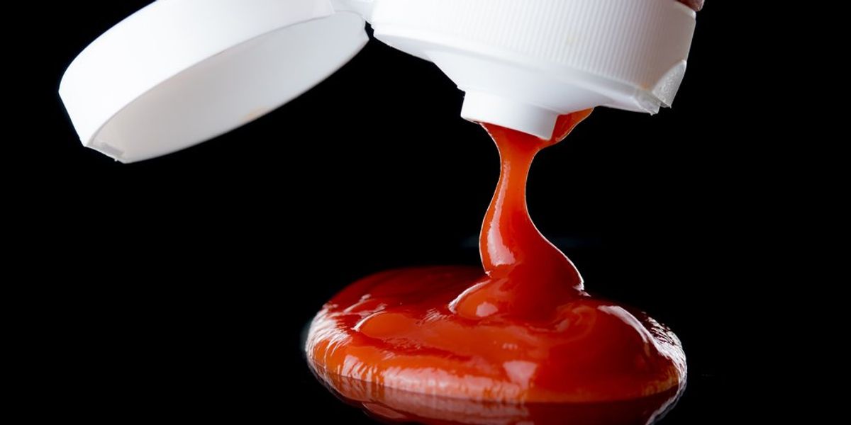 Műanyag flakonból kiömlő ketchup