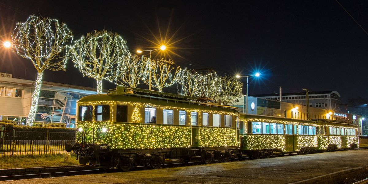 Karácsonyi díszbe borult HÉV Budapesten
