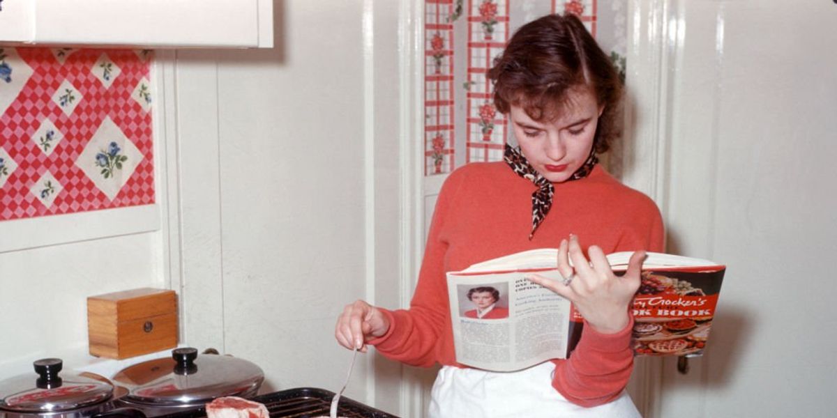 egy fiatal háziasszony húst készít elő sütéshez az 50-es években