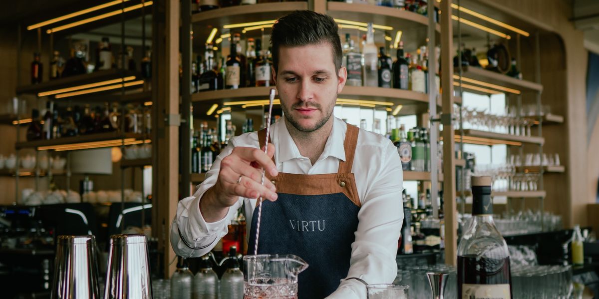 Steier Máté, a VIRTU Restaurant bartendere