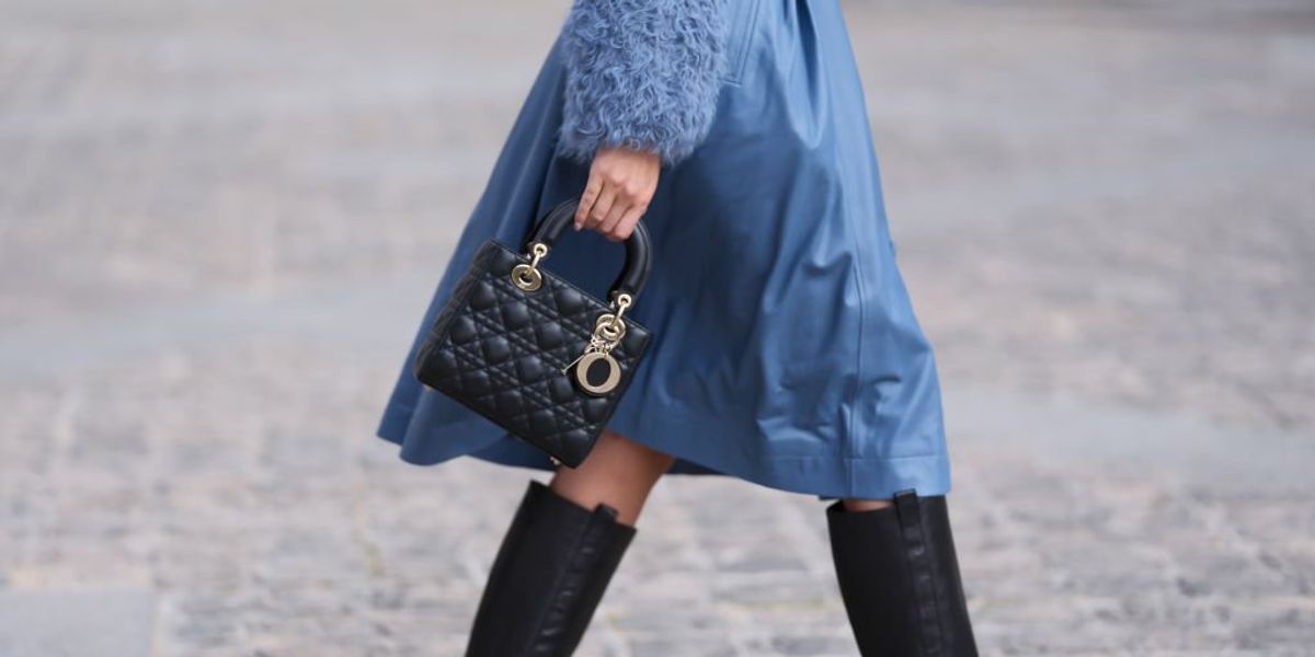 Lady Dior táskát fogó női kéz