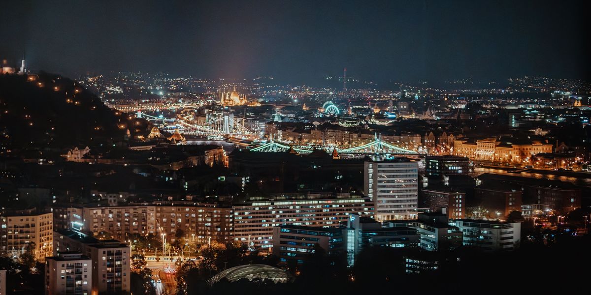 Budapest éjszakai panorámája