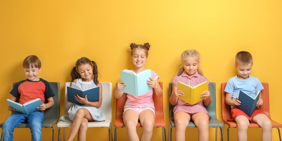 Könyvet olvasó gyerekek egymás mellett
