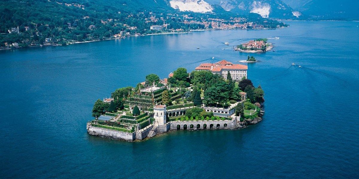 Az olaszországi Maggiore-tó által körülvett Isola Bella szigete