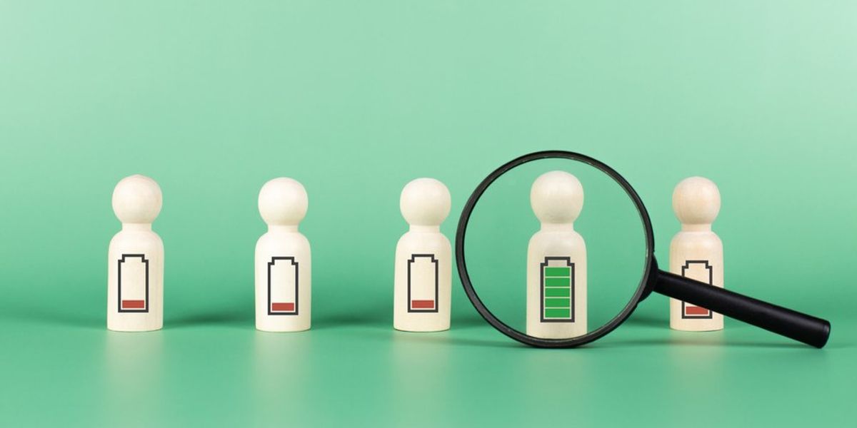 Játékbábuk, energiaszintekkel, nagyító a legtöbb energiaszinttel rendelkező bábu előtt