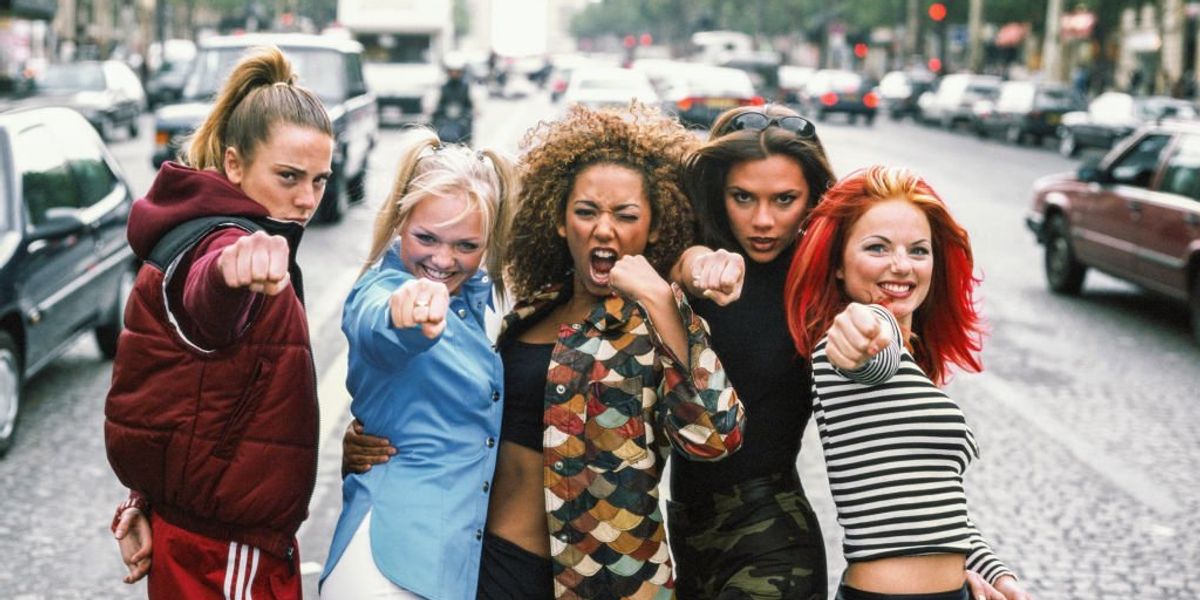 A Spice Girls angol popegyüttes, Párizs, 1996 szeptembere. Balról jobbra: Melanie Chisholm, Emma Bunton, Melanie Brown, Victoria Beckham és Geri Halliwell, azaz Sporty, Baby, Scary, Posh és Ginger Spice