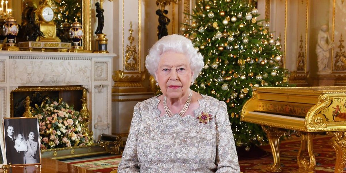 II. Erzsébet királynő éves karácsonyi üzenete felvételekor a londoni Buckingham-palota fehér szalonjában 2018. december 24-én 