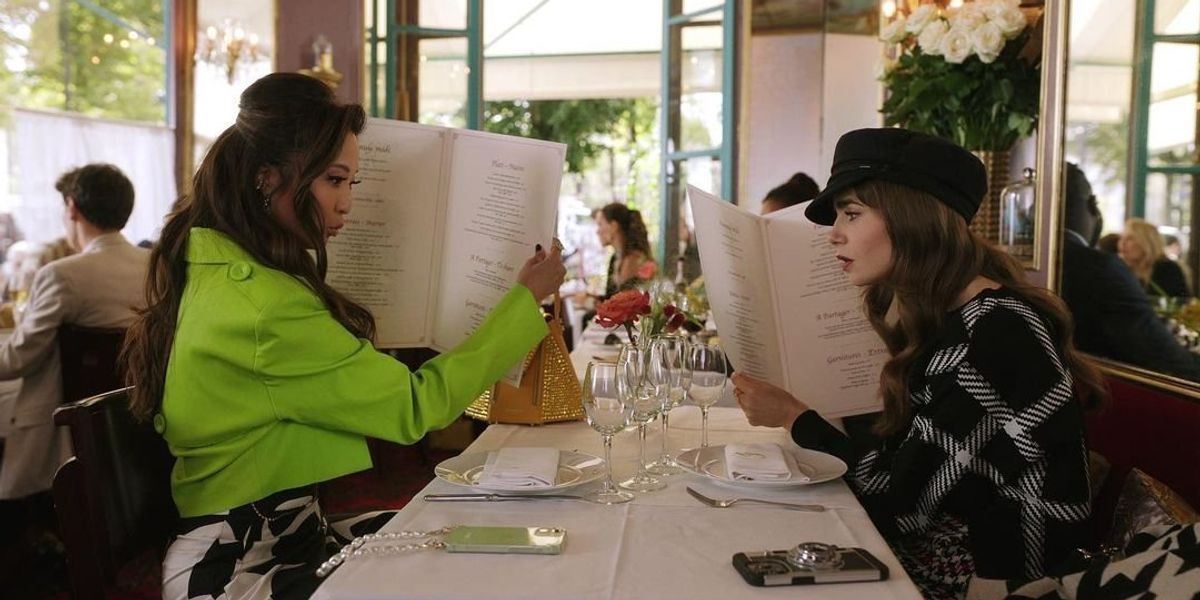 Ashley Park és Lily Collins az Emily Párizsban harmadik évadában