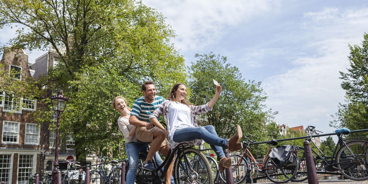 bicikliző fiatalok Amszterdamban
