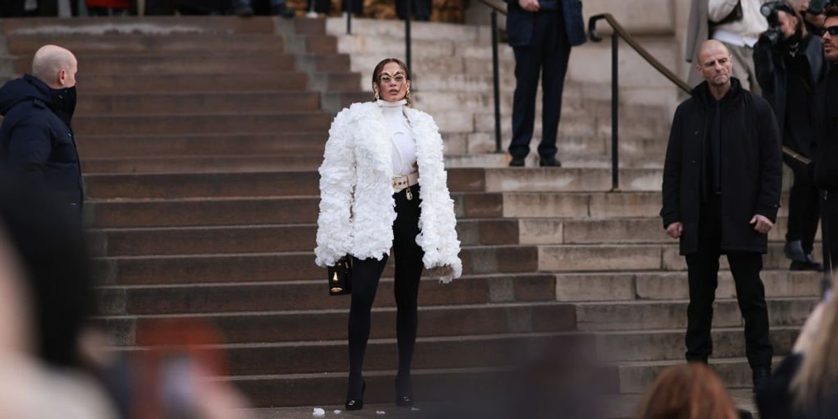 Jennifer Lopez a 2024-es párizsi divathéten fehér kabátban