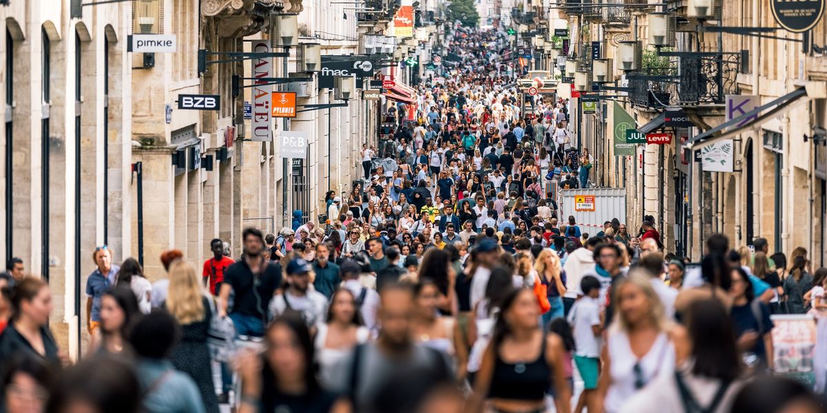tömeg Bordeaux bevásárló utcáján