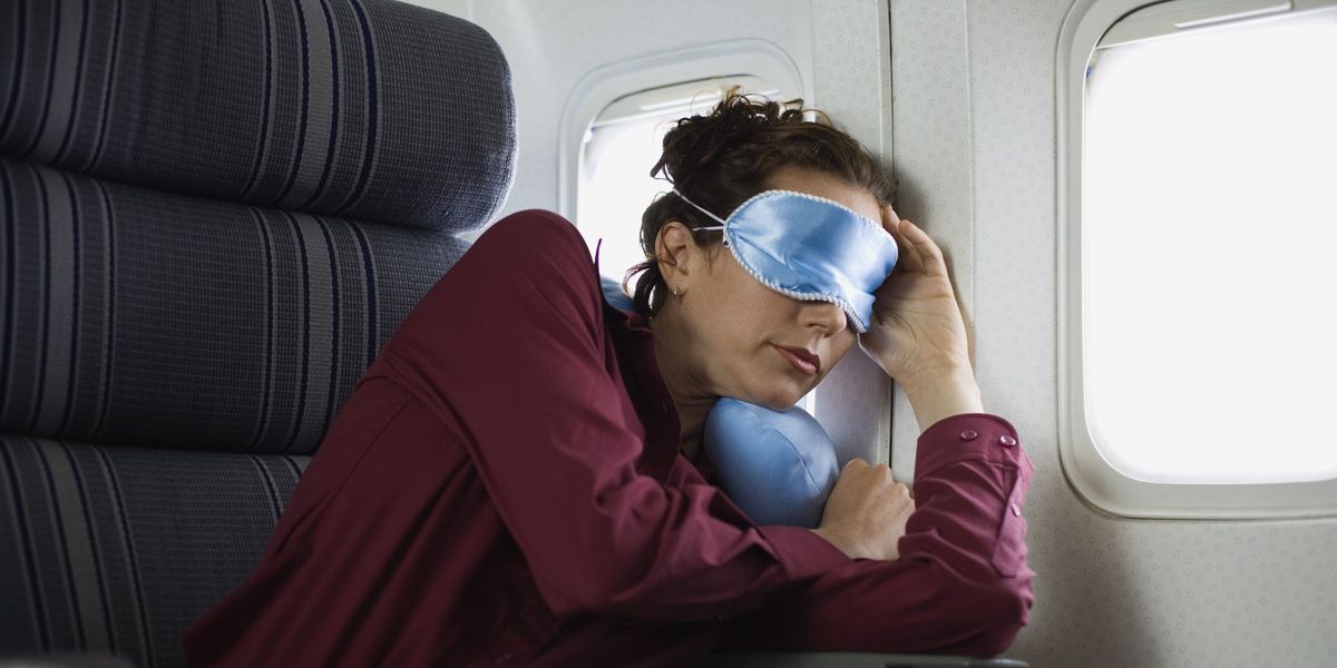 alvó nő a repülőgépen