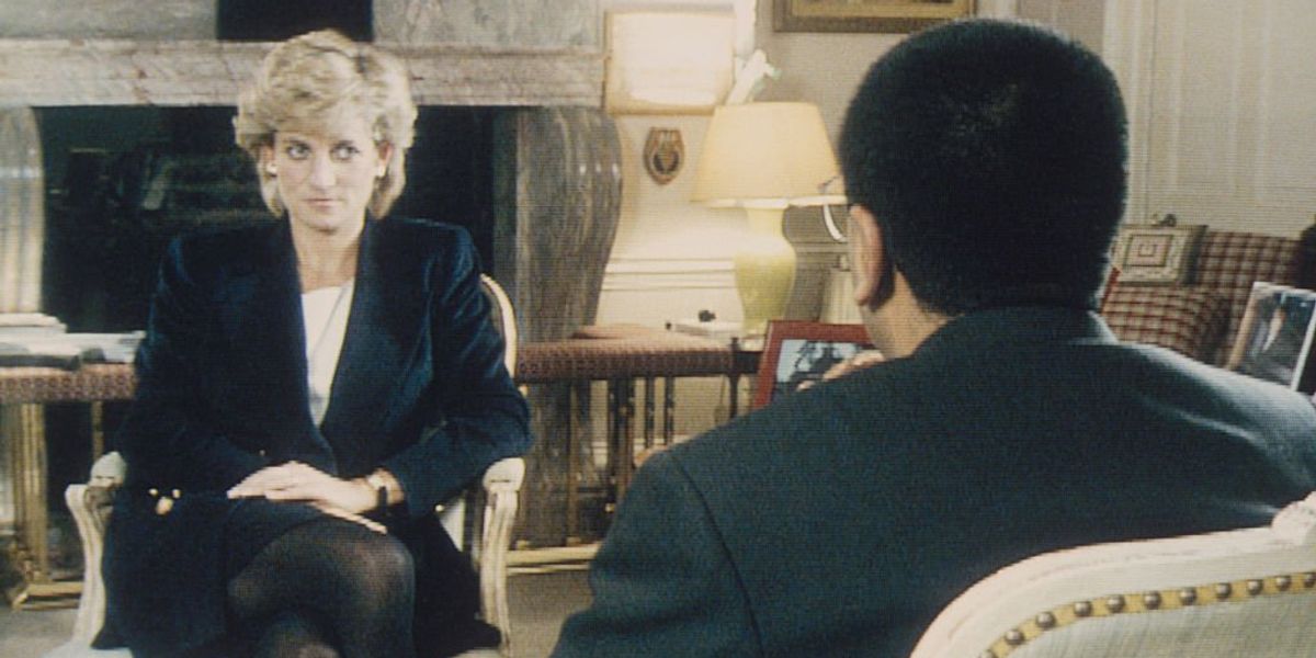 Martin Bashir interjút készít Diana hercegnővel a Kensington-palotában a Panorama című televíziós műsor számára 1995-ben