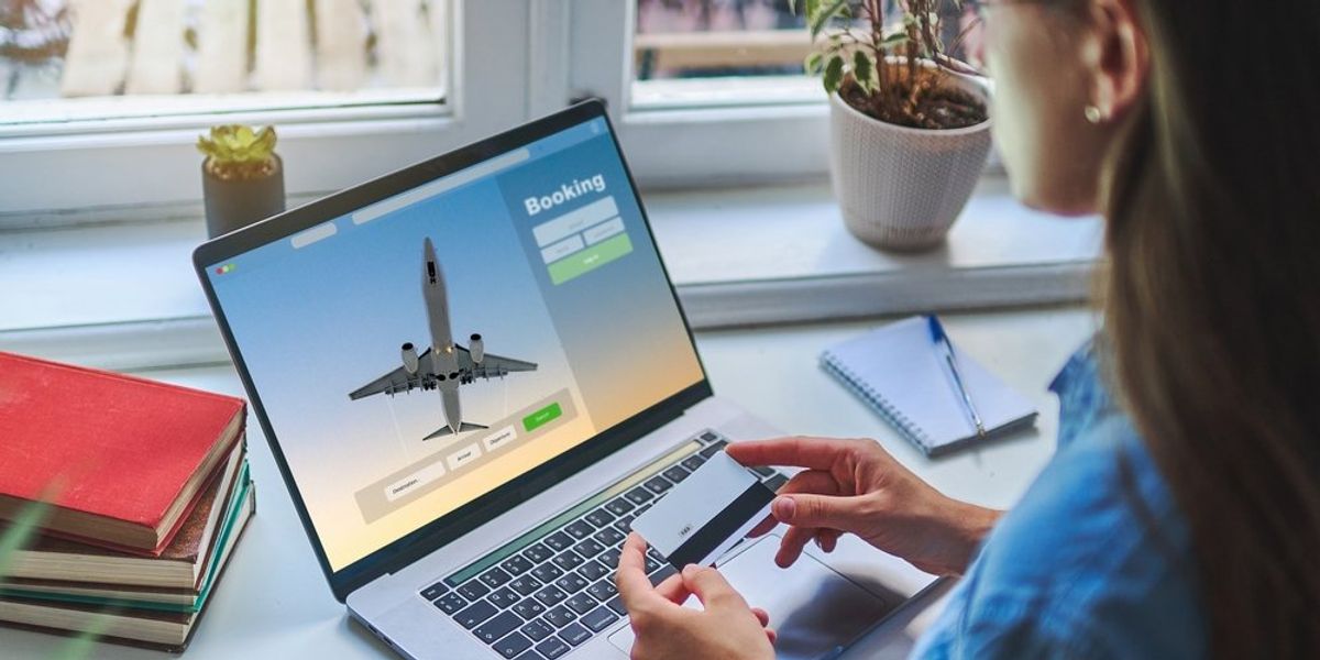 Online repülőjegy-vásárlás laptopon