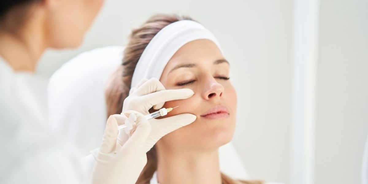 Fiatal nő botox injekciós kezelést kap az arcába