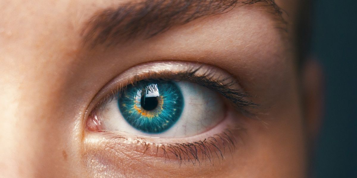 Kék színű női szem közelről