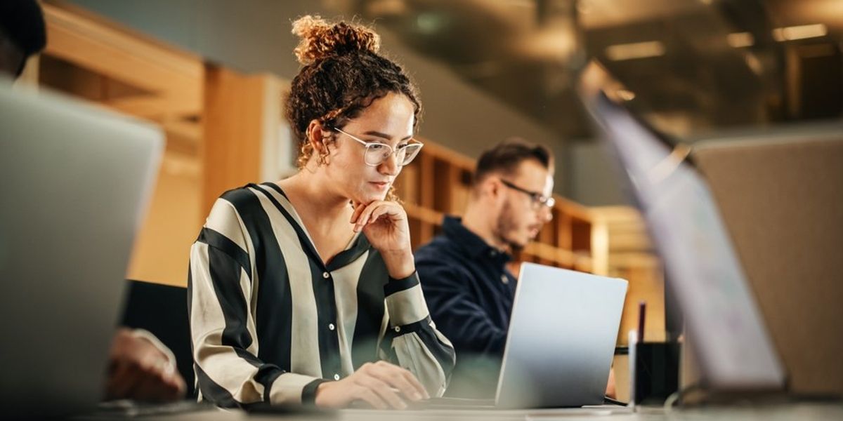 Laptop előtt dolgozó nő és férfi
